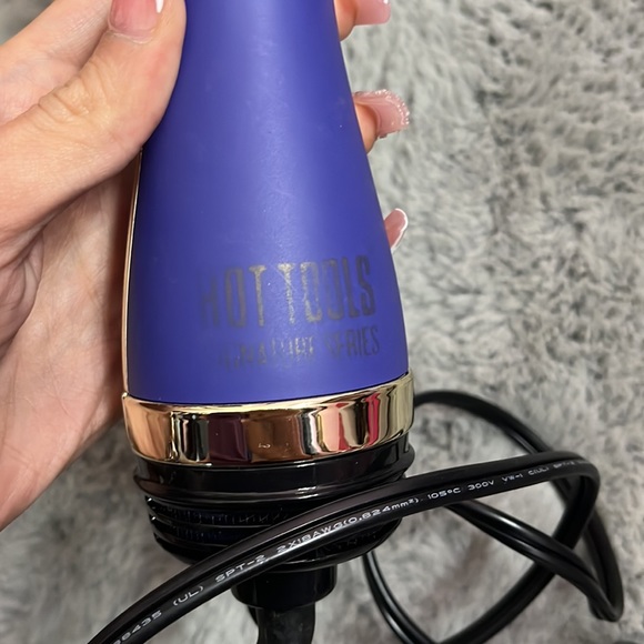 - •💆🏼♀️HOT TOOLS 2.8” BARREL BLOW OUT BRUSH 💆🏼♀️ - Picture 7 of 13